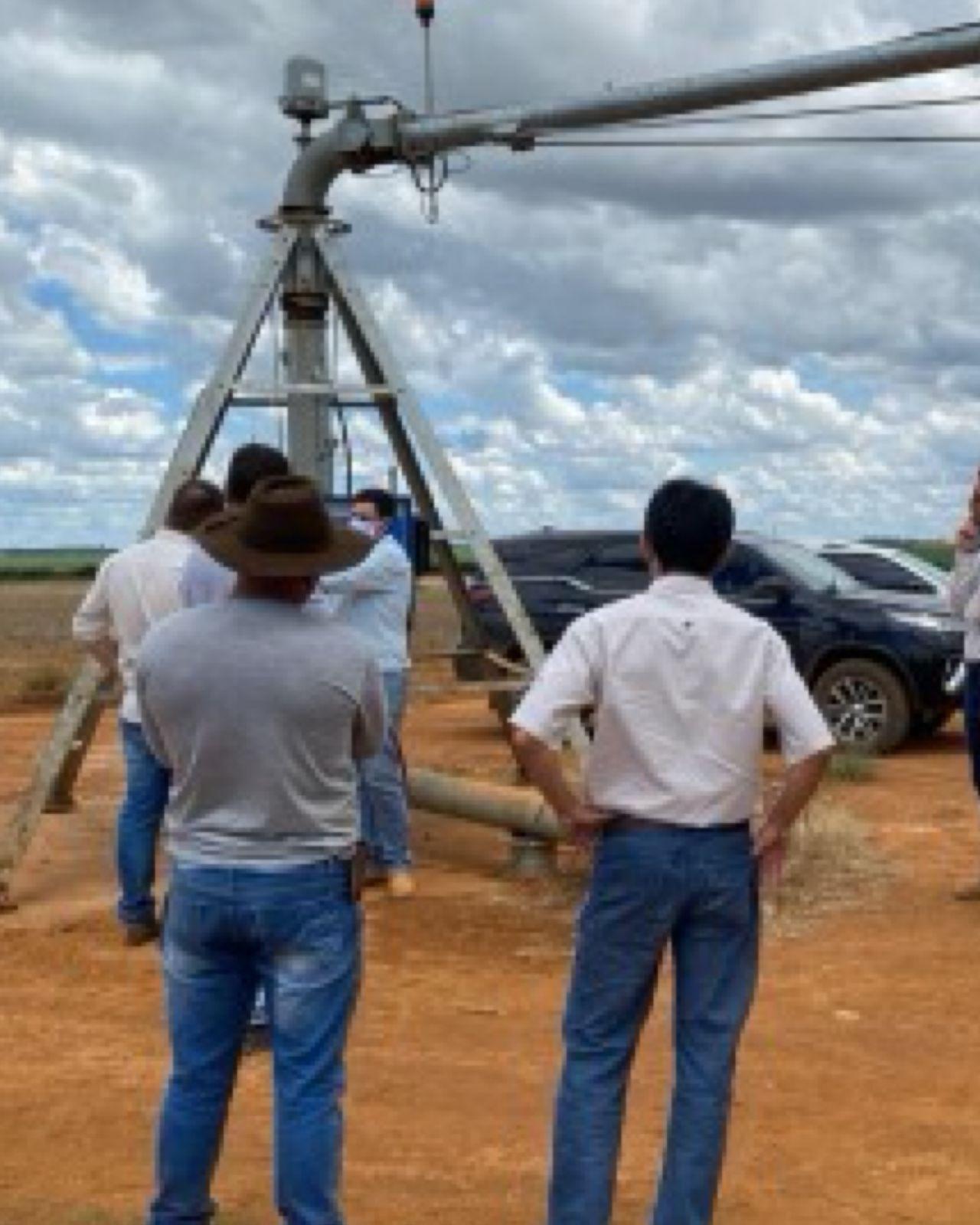 Imagem da equipe Soil fazendo manutenção e instalação de pivôs nas fazendas