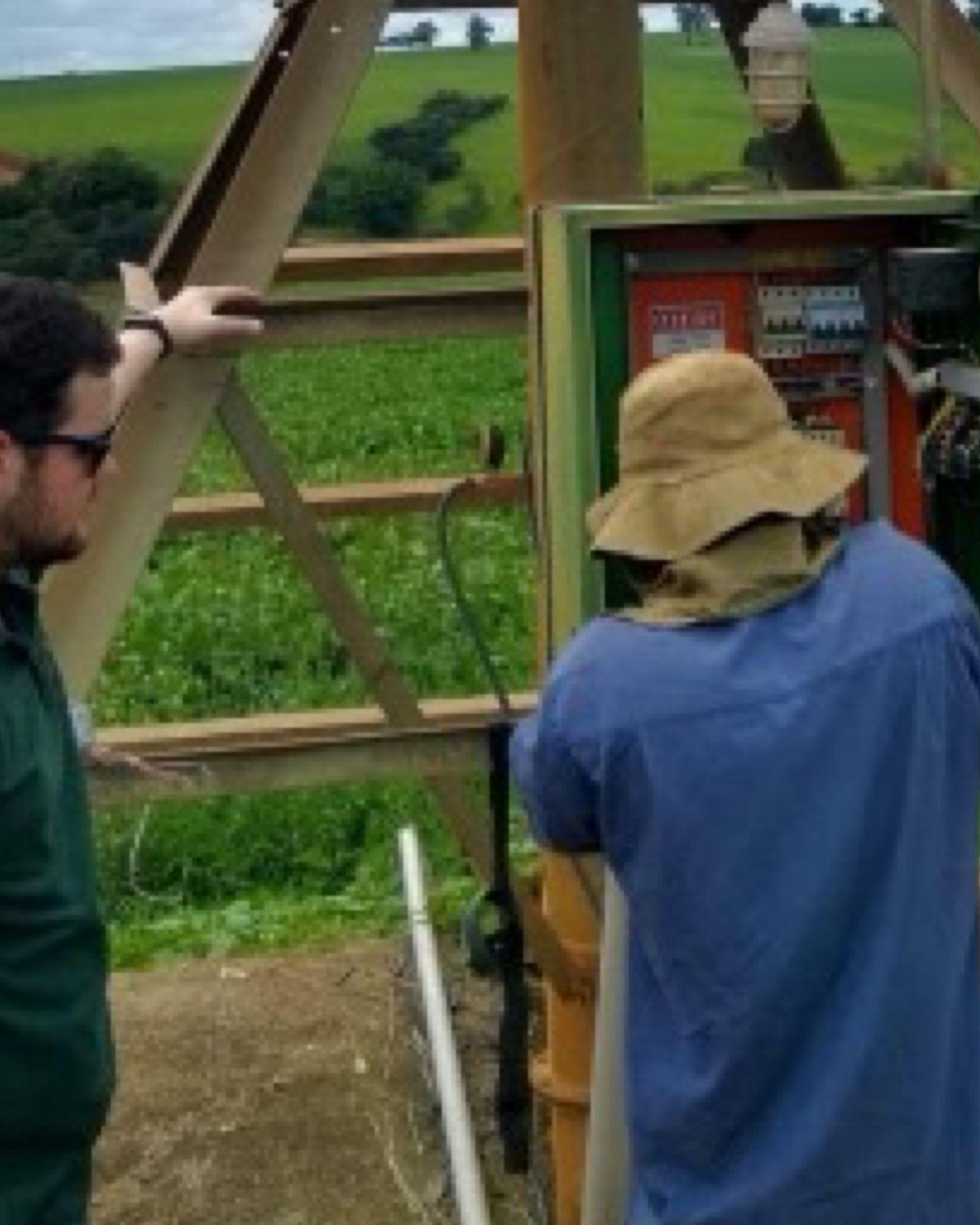 Imagem da equipe Soil fazendo manutenção e instalação de pivôs nas fazendas