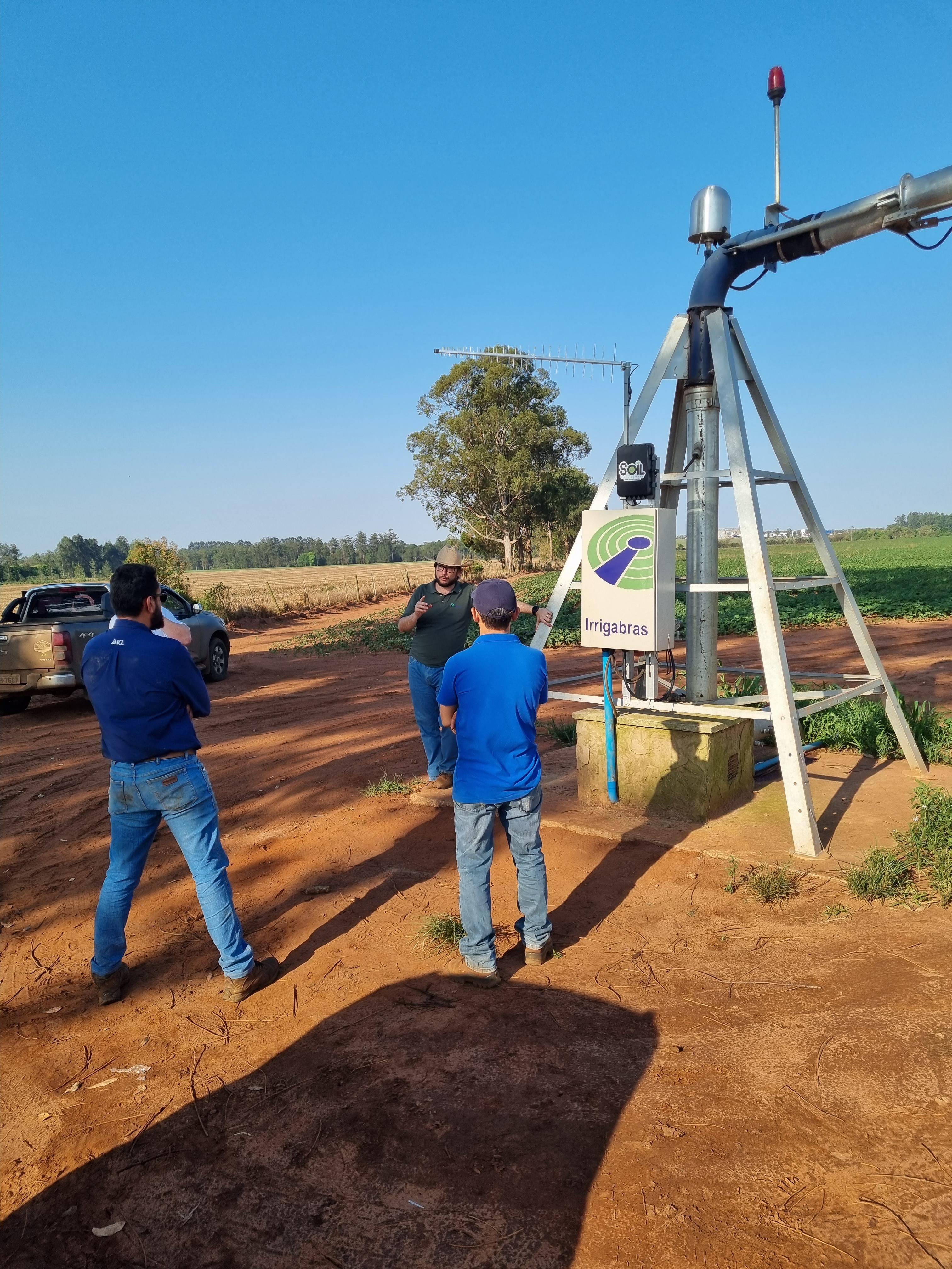 Imagem da equipe Soil fazendo manutenção e instalação de pivôs nas fazendas