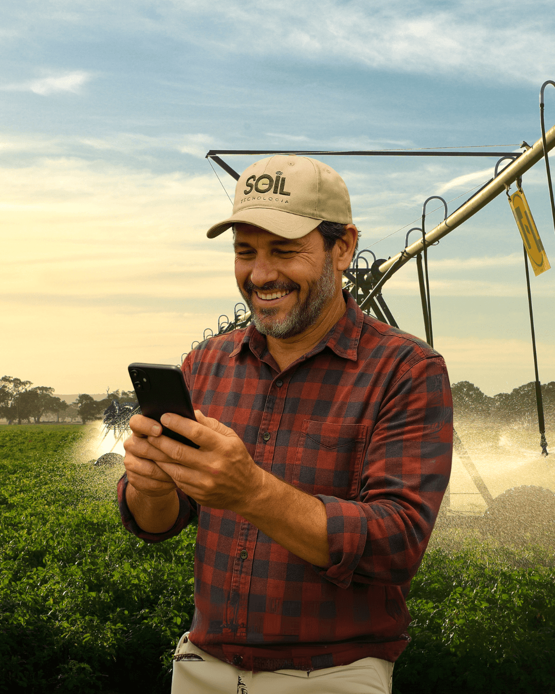 Cliente utilizando o aplicativo da Soil para monitorar e controlar a irrigação de seu campo.