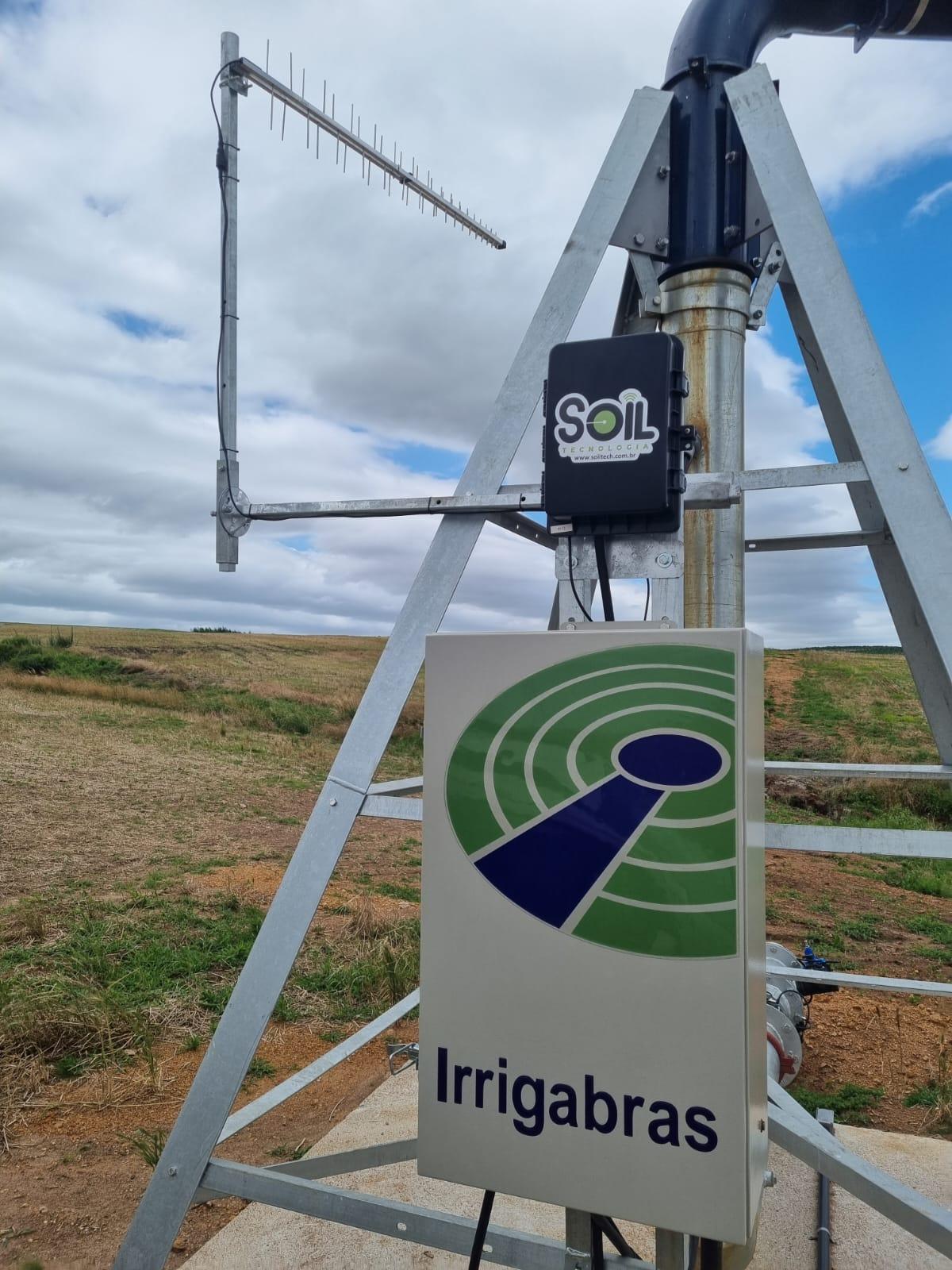 Equipamento de telemetria da Soil instalado na estrutura de um pivô de irrigação.