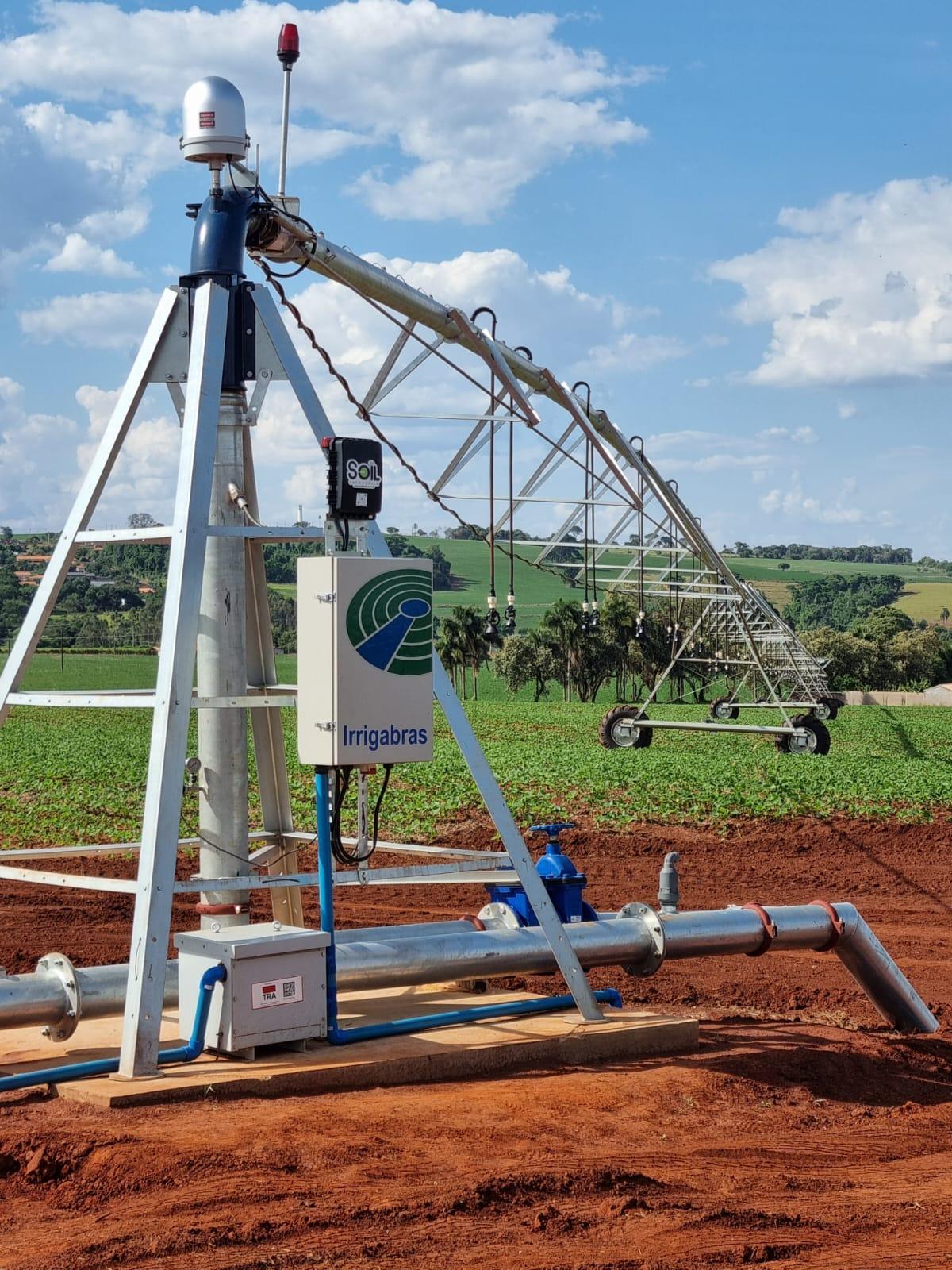 Pivô de irrigação automatizado pela Soil, com painel de controle Irrigabras instalado na estrutura.