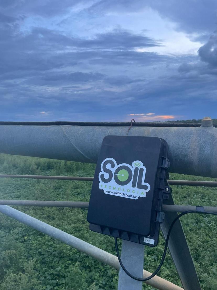 Painel de controle Soilwell instalado em uma casa de bombas para automação do bombeamento.