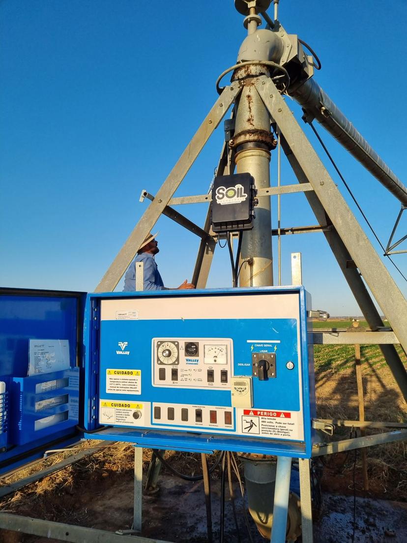 Monitor instalado em um pluviômetro agrícola para monitorar a irrigação.